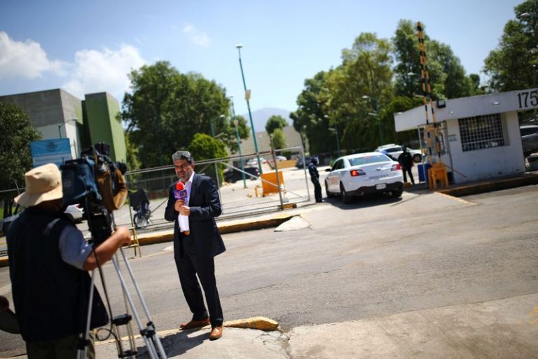 LYNXNPEG741I0.jpg,FOTO DE ARCHIVO. Imagen referencial de un periodista trabajando frente a una cámara de televisión, en Ciudad de México, México. 17 de julio de 2020. REUTERS/Edgard Garrido; Crédito: EDGARD GARRIDO, Reuters