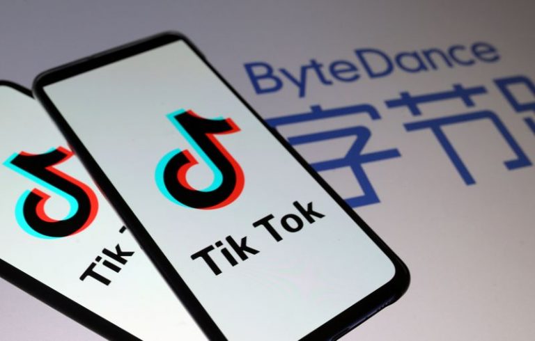 LYNXNPEG751HJ.jpg,FILE PHOTO: Tik Tok logos are seen on smartphones in front of a displayed ByteDance logo in this illustration taken November 27, 2019. REUTERS/Dado Ruvic/Illustration; Crédito: DADO RUVIC, Reuters