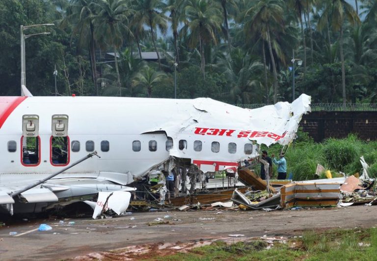 LYNXNPEG780AP.jpg,Officials inspect the site where a passenger plane crashed when it overshot the runway at the Calicut International Airport in Karipur, in the southern state of Kerala, India, August 8, 2020. REUTERS/Stringer; Crédito: STRINGER, Reuters