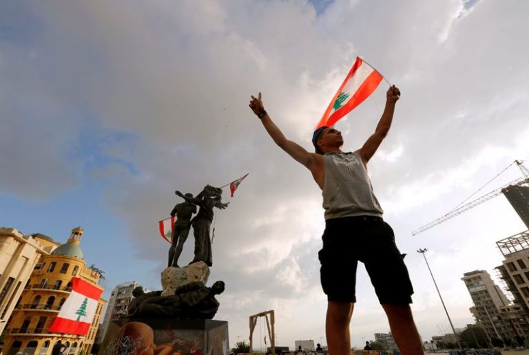 LYNXNPEG780B8-1.jpg,Un manifestante sostiene la bandera libanesa en la Plaza de los Mártires, donde se realizan las protestas tras la explosión del martes en Beirut, Líbano, 9 de agosto de 2020. REUTERS/Thaier Al-Sudani; Crédito: THAIER AL-SUDANI, Reuters
