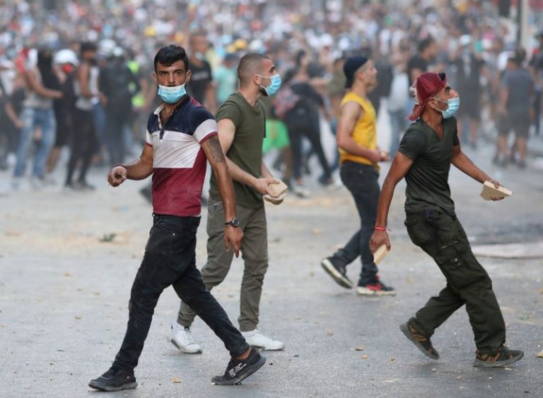 LYNXNPEG790Z1-1.jpg,Un manifestante camina durante una protesta tras la explosión en el área del puerto de Beirut, en Beirut, Líbano, el 9 de agosto de 2020. REUTERS / Goran Tomasevic; Crédito: GORAN TOMASEVIC, Reuters