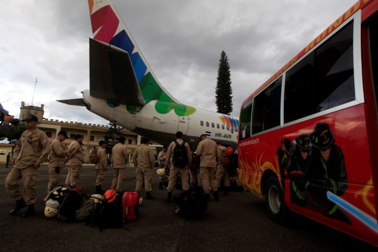 LYNXNPEG79163.jpg,Imagen de archivo. Rescatistas de la Comisión Permanente de Contingencia de Honduras (COPECO) hacen los arreglos finales antes de partir hacia México para participar en una misión de búsqueda y rescate luego de que un terremoto azotara la Ciudad de México. 20 de septiembre de 2017. REUTERS / Jorge Cabrera
; Crédito: JORGE CABRERA, Reuters