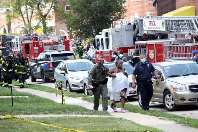 LYNXNPEG791EK.jpg,Agentes de policía ayudan a una mujer en el lugar de una explosión en una zona residencial de Baltimore, Maryland, Estados Unidos. 10 de agosto de 2020.  REUTERS/Rosem Morton    
; Crédito: Rosem Morton, Reuters