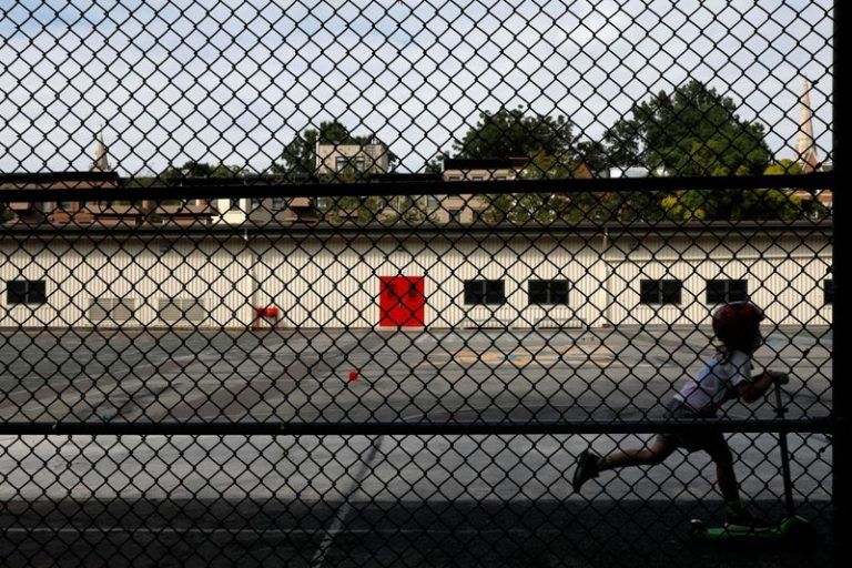 LYNXNPEG791NB.jpg,IMAGEN DE ARCHIVO. Un niño juega en el patio de la escuela pública 321 en el vecindario de Park Slope, en Brooklyn, Nueva York, EEUU, Agosto 7, 2020. REUTERS/Brendan McDermid; Crédito: BRENDAN MCDERMID, Reuters