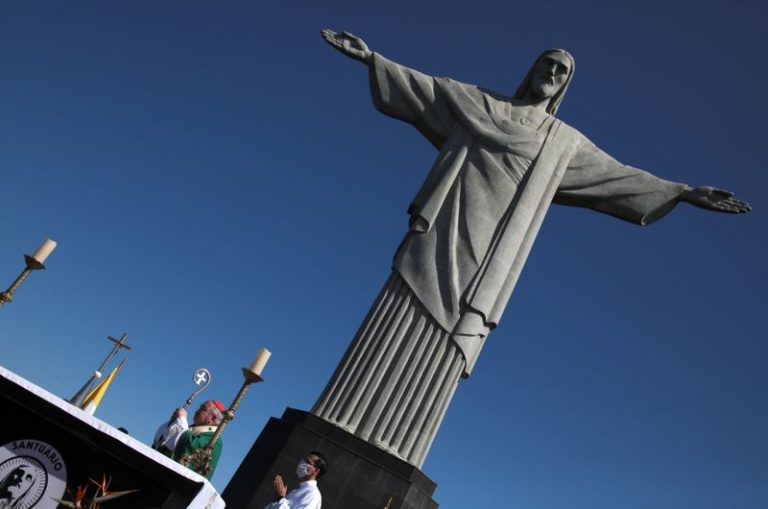 LYNXNPEG7A154.jpg,Foto de archivo: El arzobispo de Río de Janeiro, Orani Tempesta, celebra una misa en homenaje a las víctimas del COVID-19 en la estatua del Cristo Redentor en Río de Janeiro, Brasil, el 9 de agosto de 2020. REUTERS/Ian Cheibub; Crédito: IAN CHEIBUB, Reuters