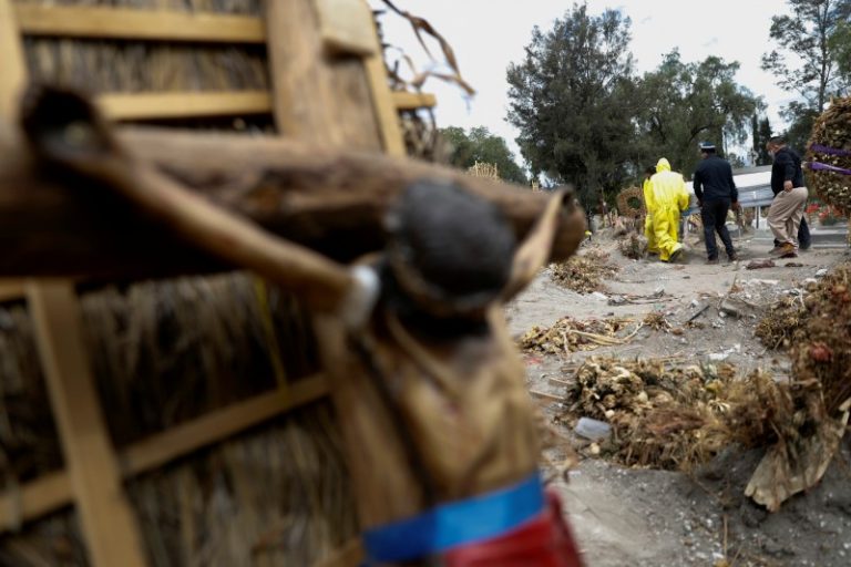 LYNXNPEG7C1IU.jpg,Trabajadores de un cementerio y familiares cargan el ataúd de una persona fallecida por coronavirus en Ciudad de México. FOTO DE ARCHIVO. REUTERS/Carlos Jasso; Crédito: CARLOS JASSO, Reuters