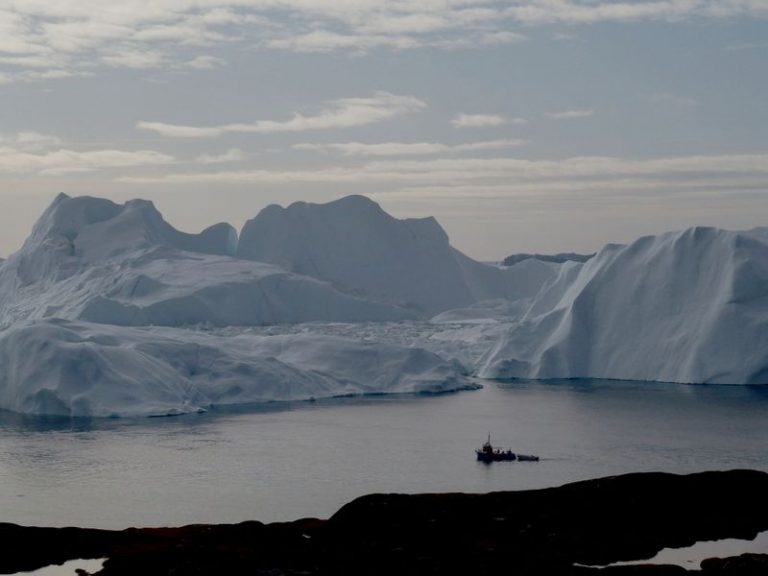 LYNXNPEG7D1UH.jpg,IMAGEN DE ARCHIVO. Un barco pesquero navega en el fiordo cerca de Ilulissat, Groenlandia, 12 de septiembre de 2017. REUTERS / Jacob Gronholt-Pedersen; Crédito: Jacob Gronholt-Pedersen, Reuters