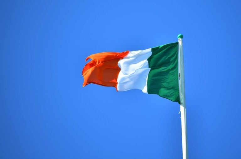 LYNXNPEG7E0GN.jpg,La bandera nacional de Irlanda en Dublín, Irlanda, el 25 de agosto de 2018. REUTERS/Dylan Martinez; Crédito: DYLAN MARTINEZ, Reuters