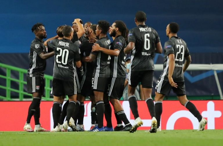 LYNXNPEG7E0KW.jpg,Moussa Dembélé celebra con sus compañeros del Lyon tras anotar un gol ante el Manchester City por los cuartos de final de la Champions League.. Estadio Jose Alvalade, Lisboa, Portugal. 15 de agosto 2020.  Miguel A. Lopes/Pool via REUTERS; Crédito: POOL, Reuters