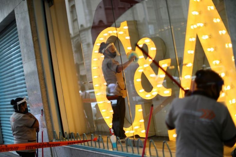 LYNXNPEG7E0LV.jpg,Imagen de archivo. Empleados lavan un escaparate durante el inicio de la reapertura gradual de las actividades comerciales en el centro de la Ciudad de México, a medida que continúa el brote de la enfermedad por coronavirus (COVID-19). México 30 de junio de 2020. REUTERS / Edgard Garrido; Crédito: Edgard Garrido, Reuters