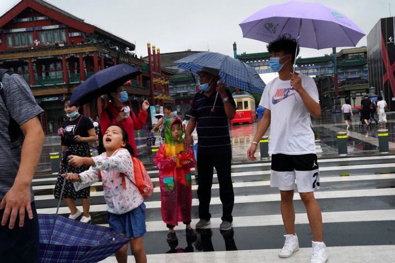 LYNXNPEG7H0MD.jpg,FOTO DE ARCHIVO: Varias personas con mascarillas caminan cerca de la calle Qianmen en un día de lluvia en Pekín, China, el 18 de agosto de 2020. REUTERS/Tingshu Wang; Crédito: TINGSHU WANG, Reuters