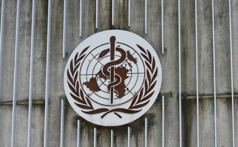 LYNXNPEG7H0X0.jpg,FILE PHOTO: A logo is pictured on the headquarters of the World Health Orgnaization (WHO) in Geneva, Switzerland, June 25, 2020. REUTERS/Denis Balibouse; Crédito: Denis Balibouse, Reuters