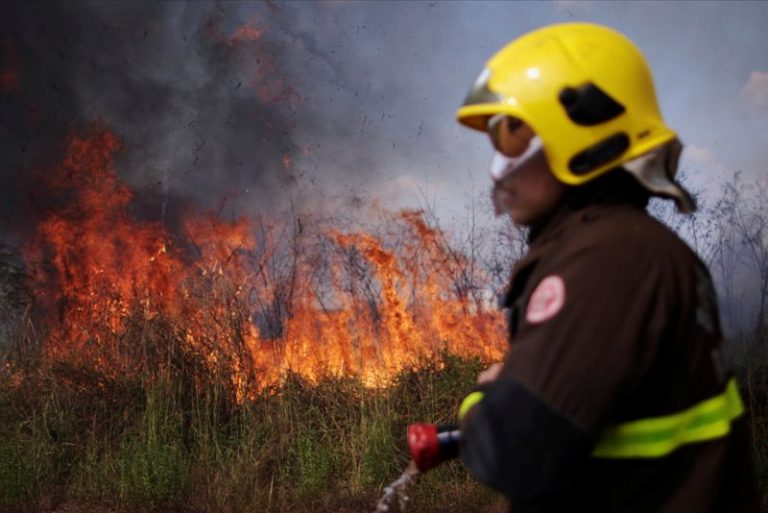 LYNXNPEG7H1IT.jpg,Un bombero monitorea un foco de incendio en el Amazonas cerca de Porto Velho, Estado de Rondonia, Brasil, 16 de agosto en 2020. REUTERS/Ueslei Marcelino; Crédito: UESLEI MARCELINO, Reuters