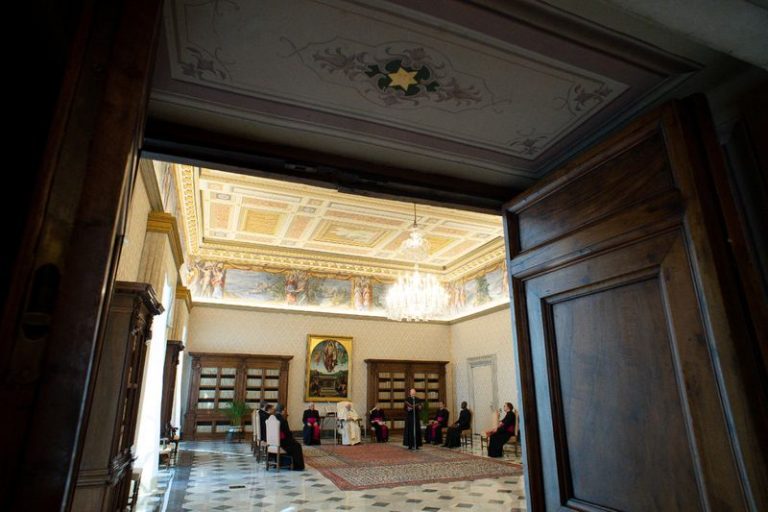 LYNXNPEG7I0W6.jpg,El Papa Francisco asiste a la audiencia general semanal, celebrada de forma virtual por la pandemia del coronavirus, en el Vaticano. 19 agosto 2020. Vatican Media/entrega vía Reuters. ATENCIÓN EDITORES - ESTA IMAGEN FUE ENTREGADA POR UNA TERCERA PARTE; Crédito: Vatican Media, Reuters