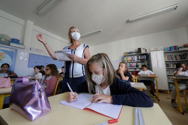LYNXMPEG803A4.jpg,A teacher, wearing a protective face mask, teaches to schoolchildren in her classroom at the Magnolias primary school during its reopening in Nice as French children return to their schools after the summer break with protective face masks and social distancing as part of efforts to curb a resurgence of the coronavirus disease (COVID-19) across France, September 1, 2020. REUTERS/Eric Gaillard; Crédito: Eric Gaillard, Reuters