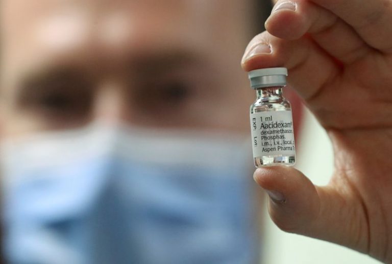 LYNXMPEG811EJ.jpg,FILE PHOTO: A pharmacist displays an ampoule of Dexamethasone at the Erasme Hospital amid the coronavirus disease (COVID-19) outbreak, in Brussels, Belgium, June 16, 2020. REUTERS/Yves Herman; Crédito: Yves Herman, Reuters