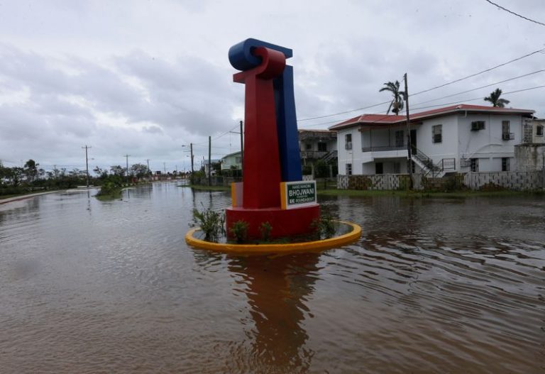 LYNXMPEG811UO-1.jpg,Imagen de archivo. Un monumento en una calle inundada tras el paso del huracán Earl, en Ciudad de Belice, Belice. 4 de agosto de 2016. REUTERS / Henry Romero; Crédito: Henry Romero, Reuters