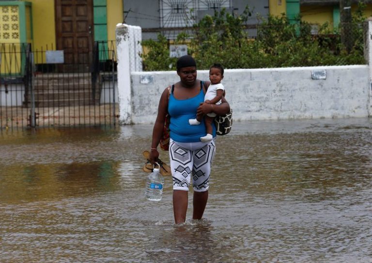 LYNXMPEG8217B.jpg,Imagen de archivo. Una mujer sostiene a su hijo mientras se desplaza a una escuela habilitada como refugio, después del huracán Earl, en Ciudad de Belice, Belice, el 4 de agosto de 2016. REUTERS / Henry Romero; Crédito: Henry Romero, Reuters