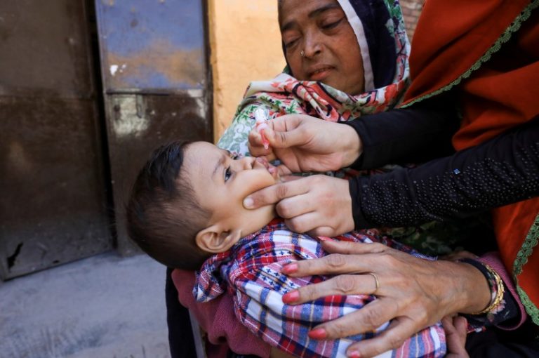 LYNXMPEG830JZ.jpg,FOTO DE ARCHIVO. Un niño recibe la vacuna contra la polio en una tienda de campaña instalada en Peshawar, Pakistán. REUTERS/Fayaz Aziz; Crédito: FAYAZ AZIZ, Reuters