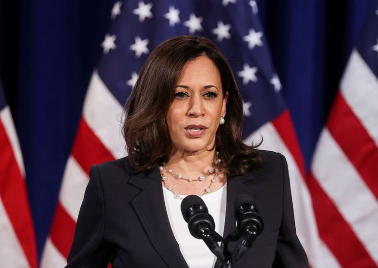 LYNXMPEG840NP.jpg,IMAGEN DE ARCHIVO. La aspirante demócrata a la vicepresidencia de Estados Unidos, Kamala Harris, durante un discurso de campaña, en Washington, Agosto 27, 2020. REUTERS/Jonathan Ernst; Crédito: JONATHAN ERNST, Reuters