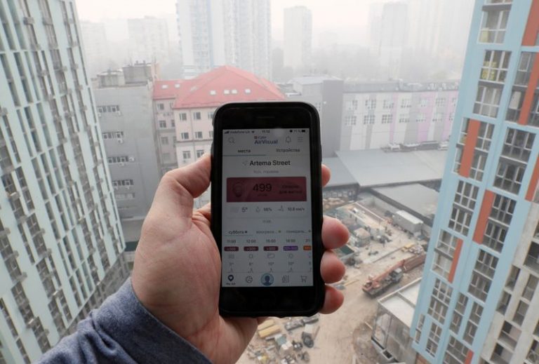 LYNXMPEG870WZ.jpg,Foto de archivo de un hombre midiendo la calidad del aire en Kiev con una app en su teléfono celular. Abr 18, 2020. REUTERS/Gleb Garanich; Crédito: GLEB GARANICH, Reuters