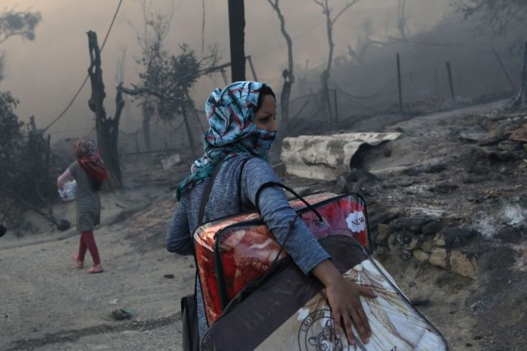 LYNXMPEG880O2.jpg,Dos refugiadas cargan con sus pertenecientes mientras huyen del incendio desatado en el campamento de Moria, en la isla griega de Lesbos. 9 de septiembre de 2020. REUTERS/Elias Marcou  TPX IMAGES OF THE DAY; Crédito: ELIAS MARCOU, Reuters