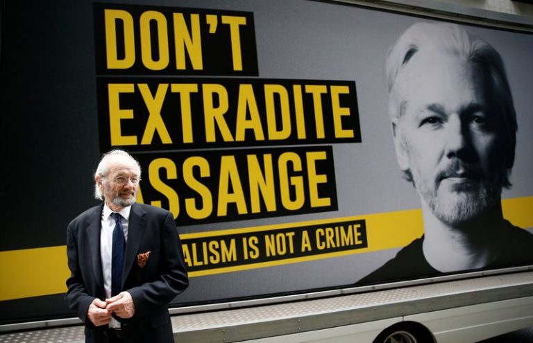 LYNXMPEG881JO.jpg,FOTO DE ARCHIVO. El padre del fundador de WikiLeaks Julian Assange, John Shipton, es visto fuera del Old Bailey, el Tribunal Penal Central antes de una audiencia para decidir si Assange debe ser extraditado a los Estados Unidos, en Londres, Reino Unido. 8 de septiembre de 2020. REUTERS/Henry Nicholls; Crédito: HENRY NICHOLLS, Reuters