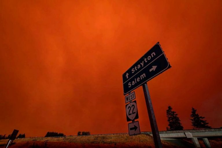 LYNXMPEG890LS.jpg,Un cielo enrojecido y un humo espeso en Salem City, Oregón, EEUU, el 8 de septiembre de 2020, en esta imagen obtenida de las redes sociales. ZAK STONE/via REUTERS ; Crédito: ZAK STONE, Reuters