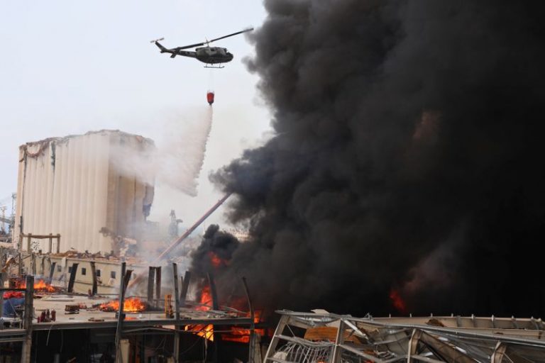 LYNXMPEG89120.jpg,Un helicóptero intenta apagar un incendio que estalló en la zona del puerto de Beirut, Líbano. 10 de septiembre de 2020. REUTERS/Mohamed Azakir; Crédito: MOHAMED AZAKIR, Reuters