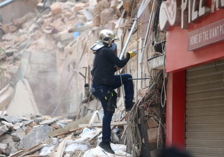 LYNXMPEG8A15E.jpg,A member of the rescue team works near rubble of buildings damaged due to the massive explosion at Beirut's port area, in Gemmayze, Lebanon September 4, 2020. REUTERS/Aziz Taher; Crédito: AZIZ TAHER, Reuters