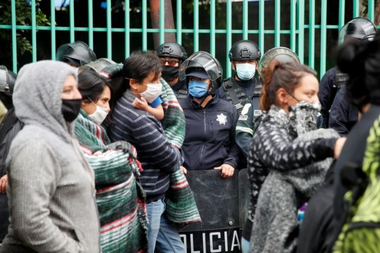 LYNXMPEG8A1RF.jpg,Mujeres activistas pertenecientes a un colectivo feminista, quienes habían tomado las instalaciones de la Comisión de Derechos Humanos de Estado de México, fueron desalojadas y detenidas por la policía estatal, en Atizapán, Estado de México, México. 11 de septiembre de 2020.  REUTERS/Carlos Jasso; Crédito: CARLOS JASSO, Reuters