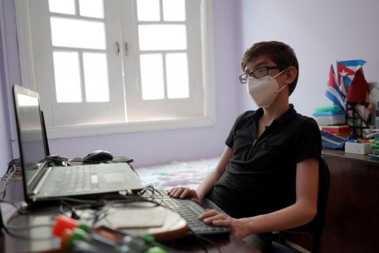 LYNXMPEG8B0PR.jpg,Carlos Velazquez Rodriguez trabaja en un videojuego inspirado en la batalla contra COVID-19. La Habana, Cuba , 11 septiembre de 2020. REUTERS/Alexandre Meneghini; Crédito: ALEXANDRE MENEGHINI, Reuters
