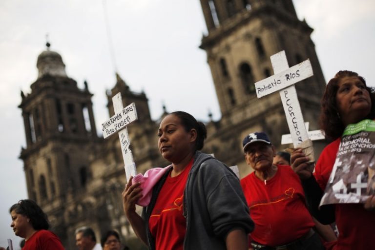LYNXMPEG8E004.jpg,Imagen de archivo. Personas realizan una protesta en Ciudad de México y sostienen cruces con los nombres escritos de los 65 mineros sepultados durante una explosión en 2006 en la mina Pasta de Conchos, en el estado Coahuila, de la firma Grupo México. Ciudad de México, México. 19 de febrero 2013.   REUTERS/Bernardo Montoya ; Crédito: STRINGER Mexico, Reuters
