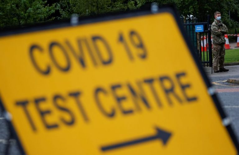 LYNXMPEG8E13Y.jpg,FILE PHOTO: A soldier wearing a protective face mask stands near a sign at the entrance of a testing centre, as Blackburn with Darwen Council imposes local restrictions in an effort to avoid a local lockdown being forced upon the area, amid the coronavirus disease (COVID-19) outbreak, in Blackburn, Britain, July 15, 2020. REUTERS/Phil Noble/File Photo; Crédito: Phil Noble, Reuters