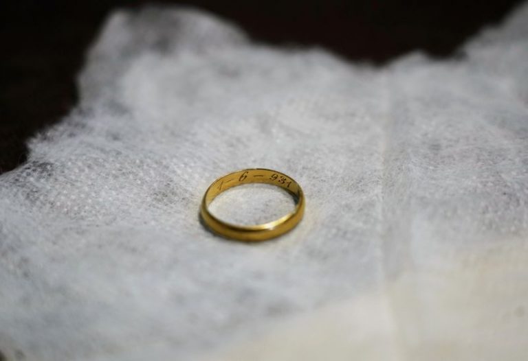 LYNXMPEG8E1FE.jpg,The wedding ring of Eugenio Insua is seen during the exhumation of a mass grave by the Association for the Recovery of Historical Memory (ARMH), Insua is one of the 17 people who were killed by the forces of dictator Francisco Franco in July 1936 at the El Espinar cemetery, in El Espinar, Spain September 10, 2020. Picture taken September 10, 2020. REUTERS/Juan Medina; Crédito: JUAN MEDINA, Reuters