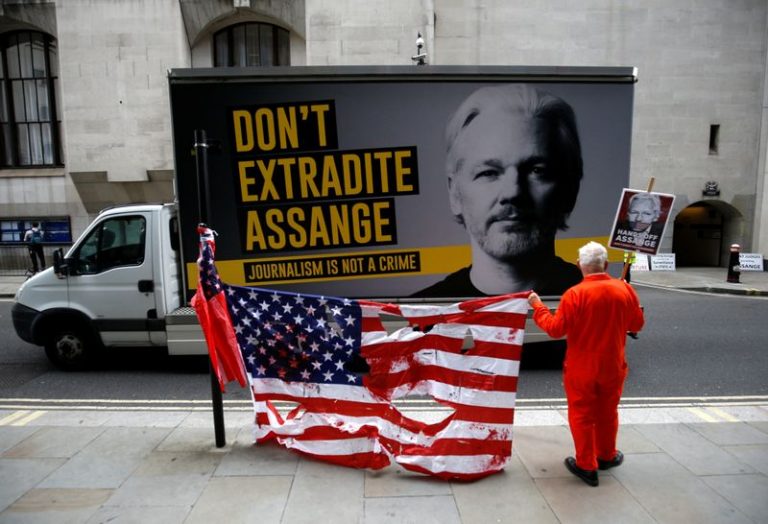 LYNXMPEG8E1VZ.jpg,Foto de archivo de un seguidor del fundador de WikiLeaks, Julian Assange, protestando en Londres contra la posibilidad de que sea extraditado a EEUU. 
Sep 9, 2020. REUTERS/Henry Nicholls; Crédito: HENRY NICHOLLS, Reuters