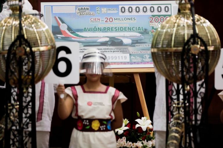 LYNXMPEG8E1YZ.jpg,Una niña sostiene el número seis frente a un boleto de la lotería mexicana durante la realización del sorteo simbólico del lujoso avión presidencial, realizado en un edificio del gobieno en Ciudad de México, México. 15 de septiembre de 2020.  REUTERS/Gustavo Graf; Crédito: GUSTAVO GRAF MALDONADO, Reuters