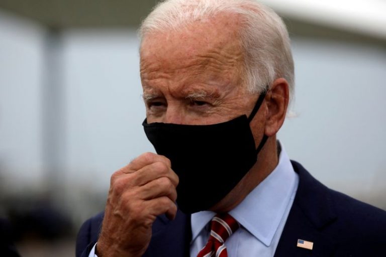 LYNXMPEG8F26N.jpg,FOTO DE ARCHIVO: El candidato demócrata a la presidencia de Estados Unidos, Joe Biden, se ajusta la mascarilla antes de partir a Orlando desde el Aeropuerto Internacional de Tampa, Florida, Estados Unidos. 15 de septiembre de 2020. REUTERS/Leah Millis/File Photo; Crédito: LEAH MILLIS, Reuters