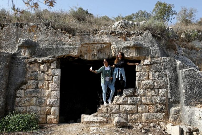 LYNXMPEG8G1SD.jpg,Las jóvenes blogueras de viajes Malak Hasan y Bisan Alhajhasan se hacen una selfi en los restos de un sitio arqueológico, en la aldea de Aboud, cerca de Ramallah, Cisjordania, Palestina. September 15, 2020. REUTERS/Ammar Awad; Crédito: AMMAR AWAD, Reuters
