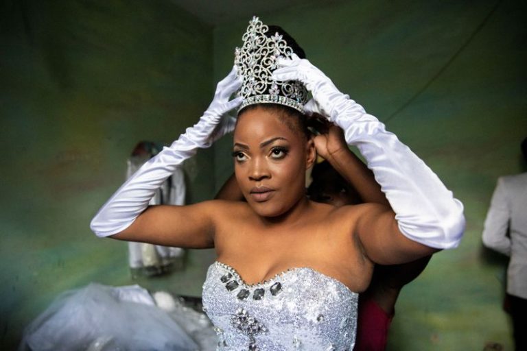 LYNXMPEG8G1T0.jpg,Mirla-Samuelle Pierre, de 32 años, cantante de reggae, se pone una tiara mientras se prepara antes de su boda con Duckyns St-Eloi, mejor conocido como 'Zikiki', su baterista y compositor, compañero de banda, en la Iglesia de la Universidad Adventista de Haití, en Diquini, Carrefour, Haití. 28 de diciembre de 2017. REUTERS/Valerie Baeriswyl; Crédito: VALERIE BAERISWYL, Reuters