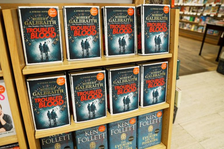 LYNXMPEG8G1XG.jpg,Copias del último libro de JK Rowling 