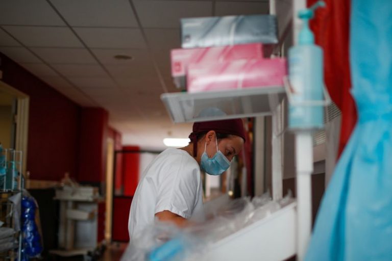 LYNXMPEG8H0GK.jpg,FOTO DE ARCHIVO: Un enfermera portando mascarilla en un hospital de Aulnay-sous-bois, Francia. 15 septiembre de 2020/REUTERS/Gonzalo Fuentes; Crédito: GONZALO FUENTES, Reuters