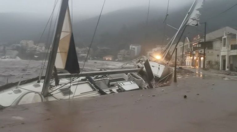 LYNXMPEG8H0XO.jpg,Imagen de un bote hundido durante la tormenta Ianos en Ágia Effimía, Cefalonia, Grecia. 18 de septiembre, 2020, tomada de un video publicado en redes sociales. Apostolos Moustakis/via REUTERS; Crédito: APOSTOLOS MOUSTAKIS, Reuters