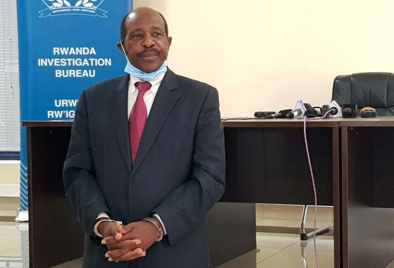 LYNXMPEG8H12L.jpg,Paul Rusesabagina es presentado esposado ante medios en Kigali, Ruanda, 31 agosto 2020.
REUTERS/Clement Uwiringiyimana/Imagen de archivo; Crédito: CLEMENT UWIRINGIYIMANA, Reuters