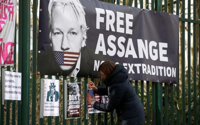 LYNXMPEG8H13E.jpg,FOTO DE ARCHIVO: Un partidario del fundador de WikiLeaks Julian Assange pone un cartel en el Tribunal de la Corona de Woolwich, antes de una audiencia para decidir si Assange debe ser extraditado a Estados Unidos, en Londres, Gran Bretaña. 25 de febrero de 2020. REUTERS/Henry Nicholls; Crédito: HENRY NICHOLLS, Reuters