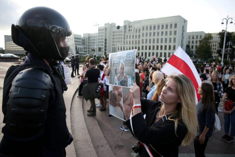 LYNXMPEG8H143.jpg,FOTO DE ARCHIVO: Una mujer sostiene un póster con fotos de personas heridas frente a un oficial de la ley durante una manifestación contra la brutalidad policial tras las protestas para rechazar los resultados de las elecciones presidenciales en Minsk, Bielorrusia. 5 de septiembre de 2020.  Tut.By/Handout via REUTERS. ATENCIÓN EDITORES -  ESTA IMAGEN HA SIDO ENTREGADA POR UN TERCERO. NO DISPONIBLE PARA REVENTA NI ARCHIVO. CREDITO OBLIGATORIO; Crédito: Handout ., Reuters