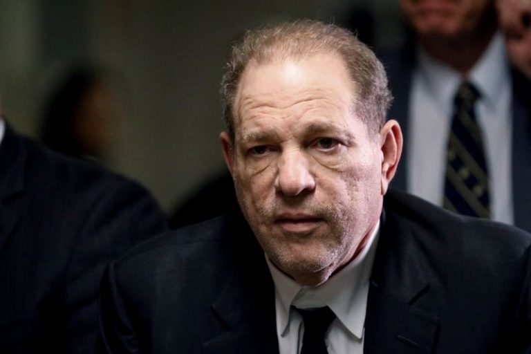LYNXMPEG8H15Q.jpg,Foto de archivo. El productor Harvey Weinstein sale de una corte criminal en Nueva York. 6 de enero de 2020. REUTERS/Brendan McDermid; Crédito: Brendan McDermid, Reuters