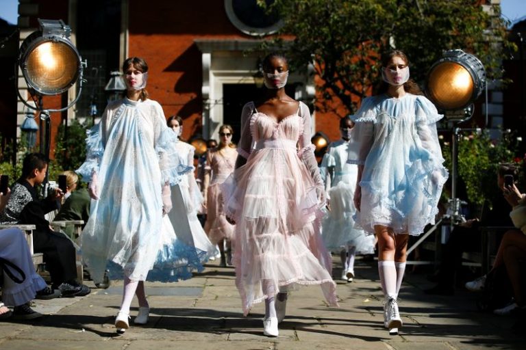 LYNXMPEG8H1QC.jpg,Foto del viernes de modelos presentando las creaciones de Bora Aksu durante su exhibición en la Semana de la Moda de Londres. 
Sep 18, 2020. REUTERS/Henry Nicholls; Crédito: HENRY NICHOLLS, Reuters