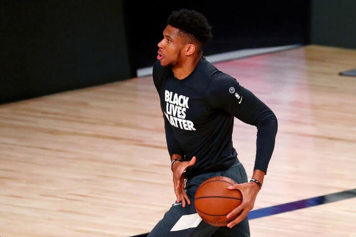 LYNXMPEG8H1QX.jpg,FOTO DE ARCHIVO. El griego Giannis Antetokounmpo, integrante de los Milwaukee Bucks, sostiene el balón en un partido de la NBA.  Mandatory Credit: Kim Klement-USA TODAY Sports; Crédito: Kim Klement, Reuters