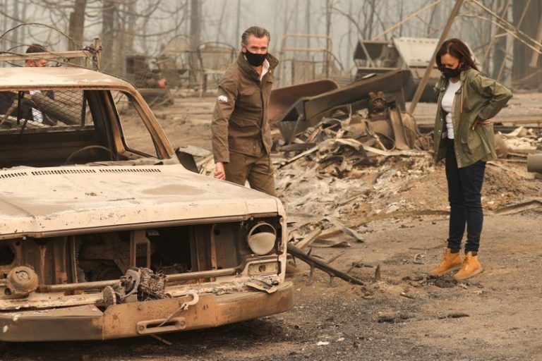 LYNXMPEG8H1RF.jpg,Foto del martes de la candidata demócrata a la presidencia, Kamala Harris, y el gobernador de California, Gavin Newsom, en el sitio de un enorme incendio en Auberry, California. 
Sep 15, 2020. REUTERS/Lucy Nicholson; Crédito: LUCY NICHOLSON, Reuters